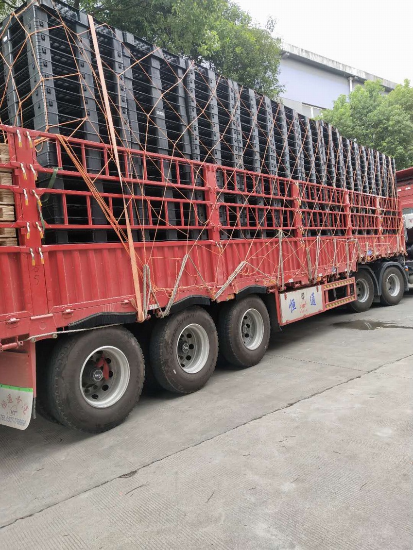 黑色田字型网格